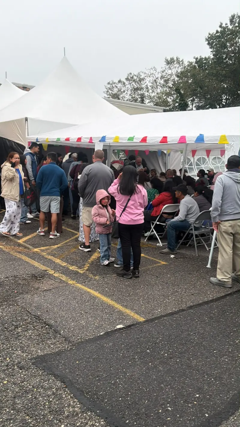 Familias reunidas bajo las carpas del Festival de Long Island