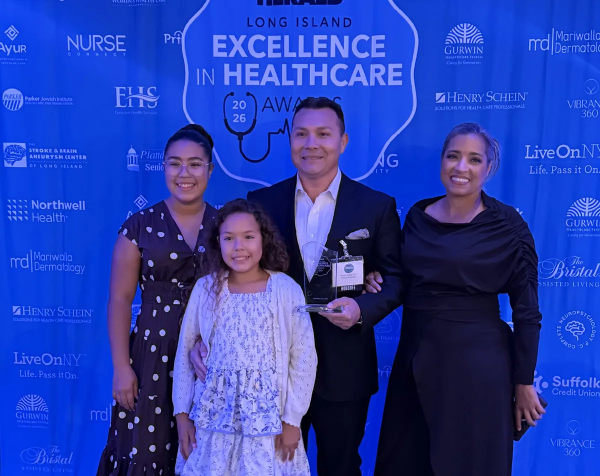 Dr. Héctor Melgar recibe el HERALD Excellence in Healthcare Award 2026